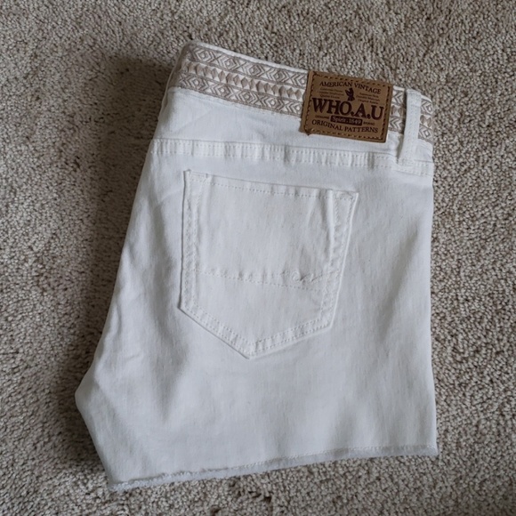 White shorts - Picture 4 of 5